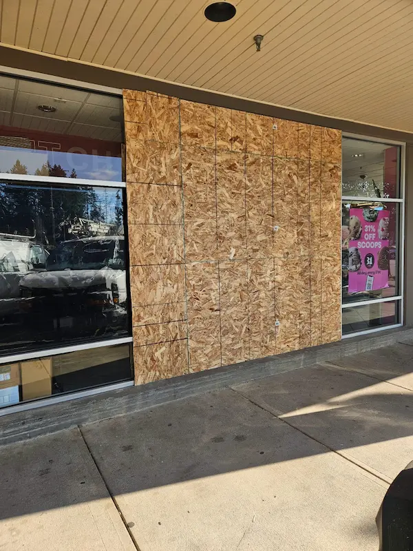 24/7 emergency storefront window board up service in Seattle.