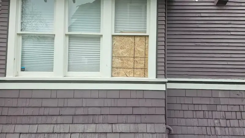 Fast emergency window board up service for residential properties in Seattle.